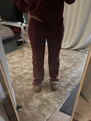 Set från Gina tricot  - Vinrött sett från Gina, storlek S/M köptes för 800 kronor säljs för 200 kronor vill man ha något separat så kostar hoodien 150 kronor och byxorna 100 kronor