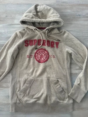 Superdry hoodie vintage - Super unik vintage superdry hoodie i top skick inget att klaga på alls! Skriv till mig vid eventuella frågor svarar snabbt!!!!!
