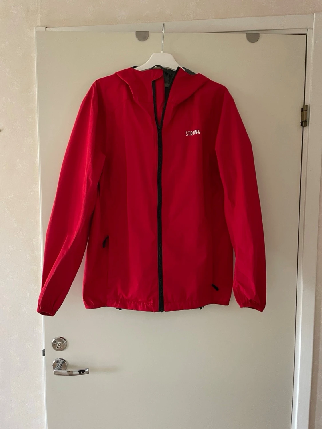 Röd vindjacka från Strova