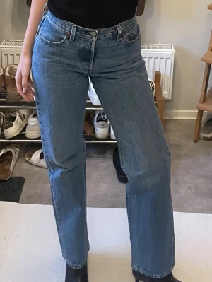 Levi's raka blå jeans - Klassiska blå jeans från Levi's med rak passform och hög midja.  Jag är 170cm lång. W25 L32