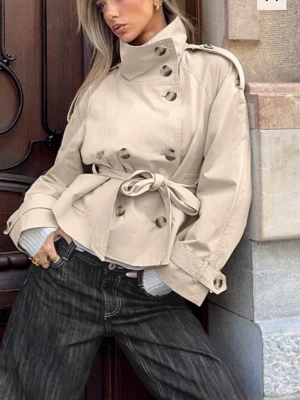 Kort beige trenchcoat med bälte - Trendig kort trenchcoat i beige med dubbelknäppning. Den är helt ny och i storlek M men passar mig (2/3 bilden) som brukar ha xs. Jättefin, säljer pga har många vårjackor. Slutsåld på hemsidan. 