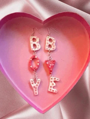 Statementörhängen - oanvända  - Unika örhängen. Bokstäverna är sammankopplade med silverfärgade länkar och har en lekfull design. Perfekt för dig som vill sticka ut! - då jag själv gör dom får man nya och oanvända 