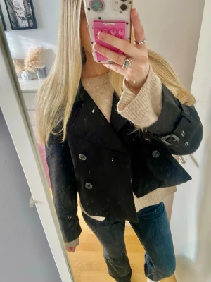 Svart kort trenchcoat  - Svart trenchcoat från hm. Helt ny och prislappen sitter kvar! Ny pris 399💕