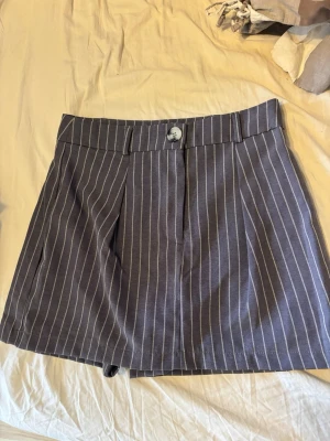 Randiga shorts  - Gråa shorts med vita ränder, endast använda vid ett tillfälle 🩷🌸 ▪️ Instagram: Ginise ✨  