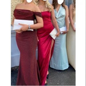 Balklänning - säljer min drömmiga balklänning från Bubbleroom ❤️‍🔥🥹 fick så mycket komplimanger för den!! Storlek 34/XS, jag är 159 och hade klackar💕 kan skicka fler bilder vid intresse!