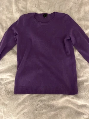 Kashmir tröja - Säljer en helt ny kashmirtröja i stl m men passar s som passar perfekt till våren