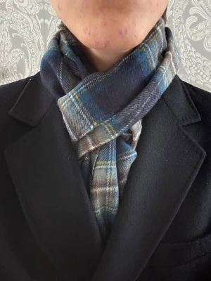 Burberry scarf - Snygg och sofistikerad halsduk från Burberry i klassiskt rutigt mönster. Halsduken är lång med tunna fina fransar. Varm och skön perfekt nu när det blir kyligare dagar!  ✅Skick: 9/10 🧵Material: Fin lammull  🎨Färg: blå   ‼️Skickas samma dag eller dagen efter köpet genomförs‼️