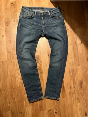 Nudie Jeans w31 l 30 - Tja! Säljer ett par snygga blå jeans från Nudie Jeans. Storleken är w31 l30. Om det är något är det bara att skriva!