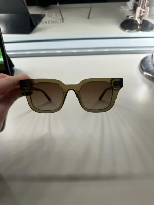 Gröna chimi solglasögon - Snygga trendiga chimi solglasögon med transparent grön båge och fyrkantig form. Glasen är tonade i brunt och bågarna har en modern, chunky design. Modell 04. Original förpackningen får man med och själva boxen man lägger dom i! Original pris 1400kr och knappt använda💚