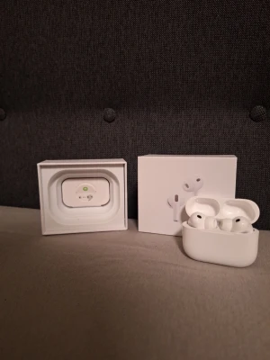  AirPods 3 Pro   - Säljer ett par vita Apple AirPods 3 Pro . Grym ljudkvalitet och brusreducering. Perfekta för musik, poddar och samtal. Skicka gärna meddelande vid frågor. Snabb affär = snabb leverans Skickas oftast samma eller nästa dag (helger kan det ta lite längre tid) Lägg gärna flera plagg i bundle/paket för bättre pris.