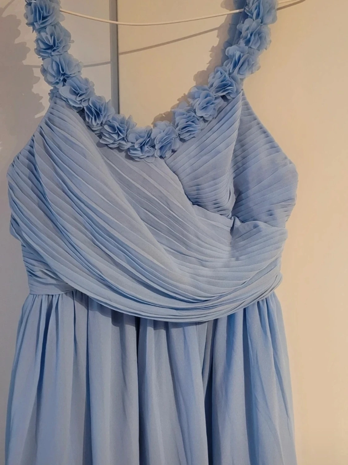 Ljusblå långklänning med blommor