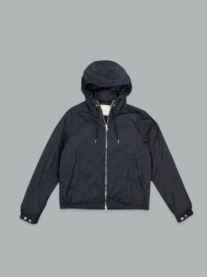 Moncler Orne Giubbotto Jacka - • The garment has been gently used and is in very good condition  • Size: Medium (2)  • Color: Black  • Retail price: ~700€  The model is 175cm tall & 79kg (picture 2)