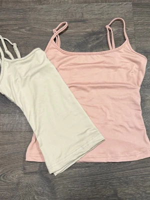 Linnen - Säljer två stycken linne, beiget linne och ett beige/rosa linne.