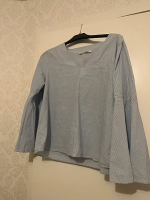 Blus - Fin randig blus från Zara i storlek L. Använd ett par gånger. 
