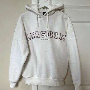 Vit hoodie från LXA  - Säljer en hoodie från Linn Ahlborgs gamla märke LXA. Sparsamt använd och inga defekter. Snygg oversized boxig passform. 