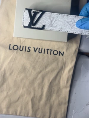 Vit bälte - Helt ny. 110cm. Har du frågor? Fråga gärna!