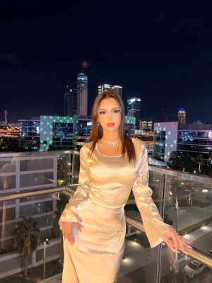 Lång champagnefärgad satinklänning - Elegant långklänning i champagnefärgad satin med långärmad design och lätt utsvängda ärmar. Klänningen går att spänna i midjan där bak med snören. Väskan i bild 2 kan komma med för 200kr. Har endast använt klänningen 1 gång (i bilderna) och väskan också bara en gång så dom är verkligen i nyskick!❤️