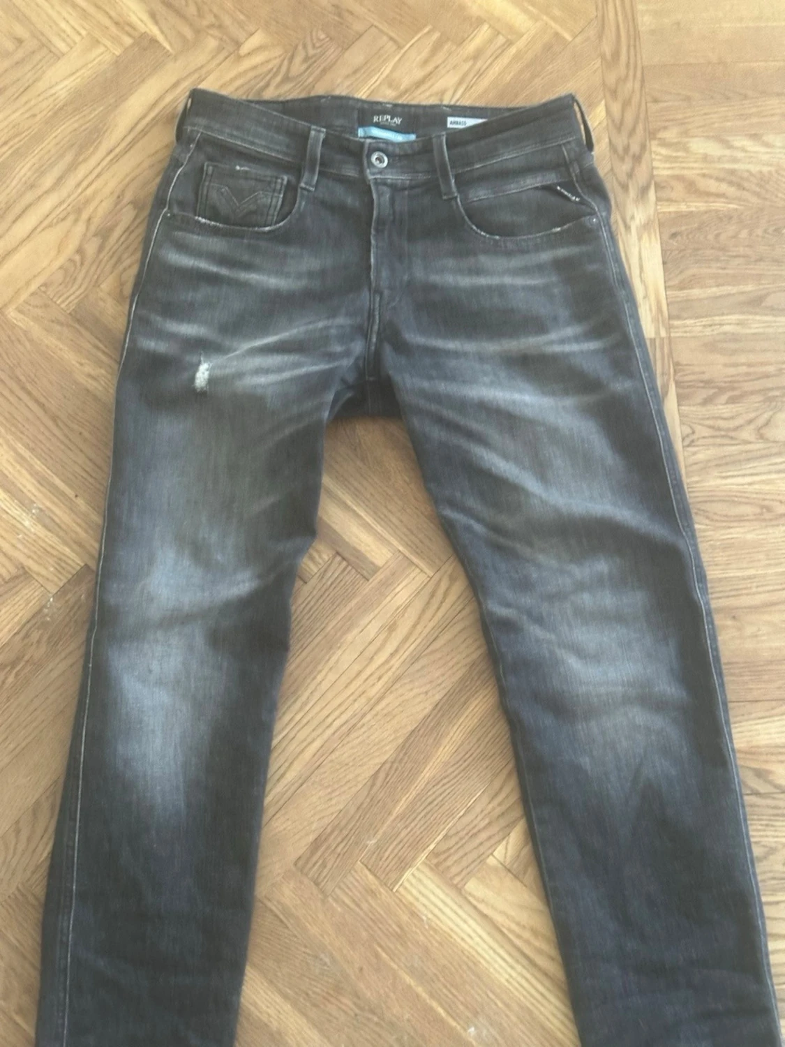 Svart/ gråa slim fit jeans från Replay  29/30