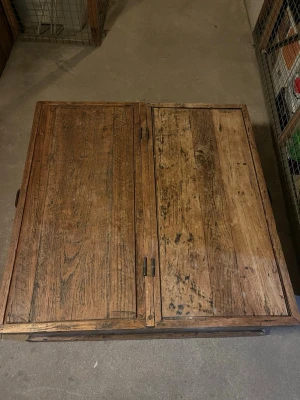 Rustik träkista vardagsrumsbord - Säljer en stor rustik trälåda med dubbla lock och synliga gångjärn. Lådan är tillverkad av massivt trä med en naturlig brun finish och tydlig trästruktur. Perfekt för förvaring eller som unik inredningsdetalj. Hämtas upp på steriksplan 