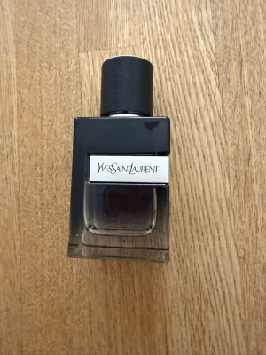 Yves Saint Laurent Y EdT parfym - Säljer en stilren parfym från Yves Saint Laurent, modell Y. helt ny oanvänd