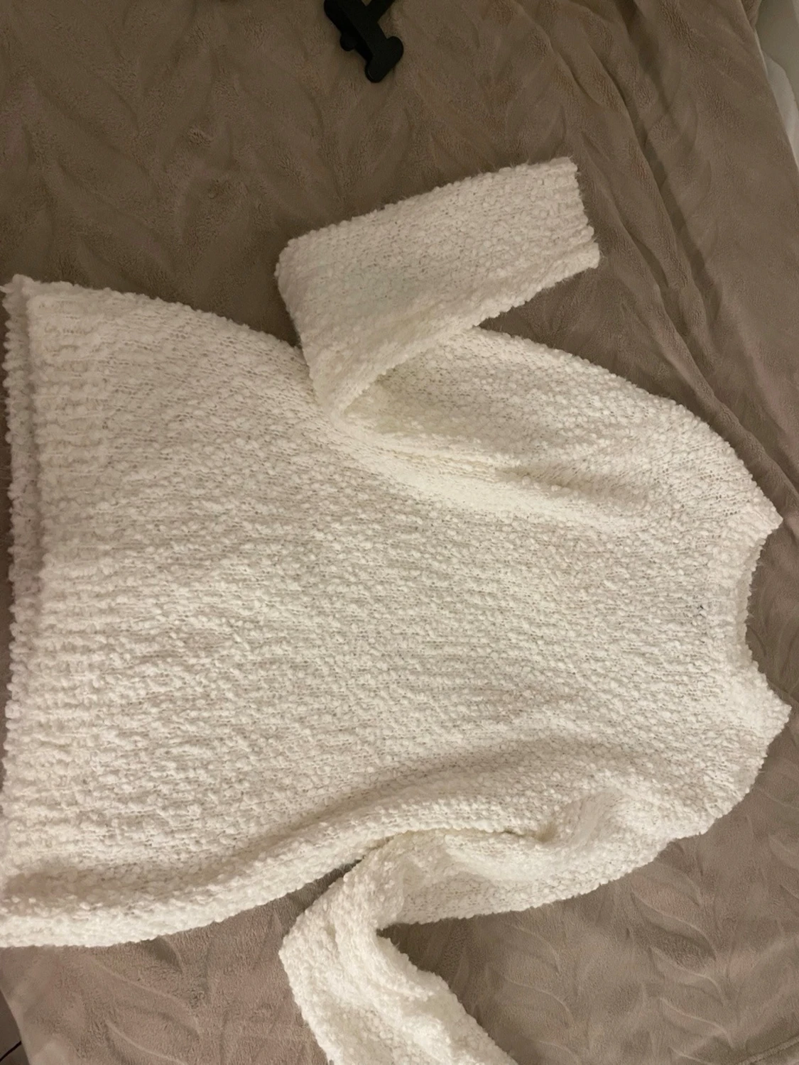 Vit fluffig stickad tröja