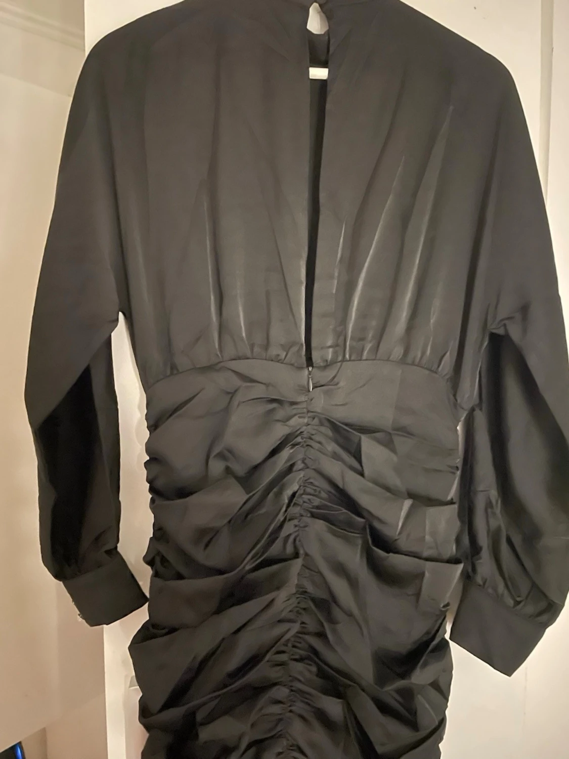 Svart ruched klänning med lång ärm - 1