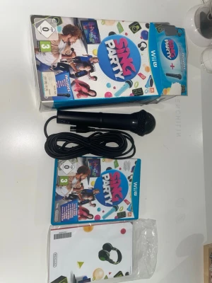 Mikrofon - Sing Party till Wii U inklusive original mikrofon och spelbox. Perfekt för karaokekvällar med vänner och mycket mer. Mikrofonen är svart och kopplas in via USB. Den är helt ny och aldrig använd och köptes för 600kr.