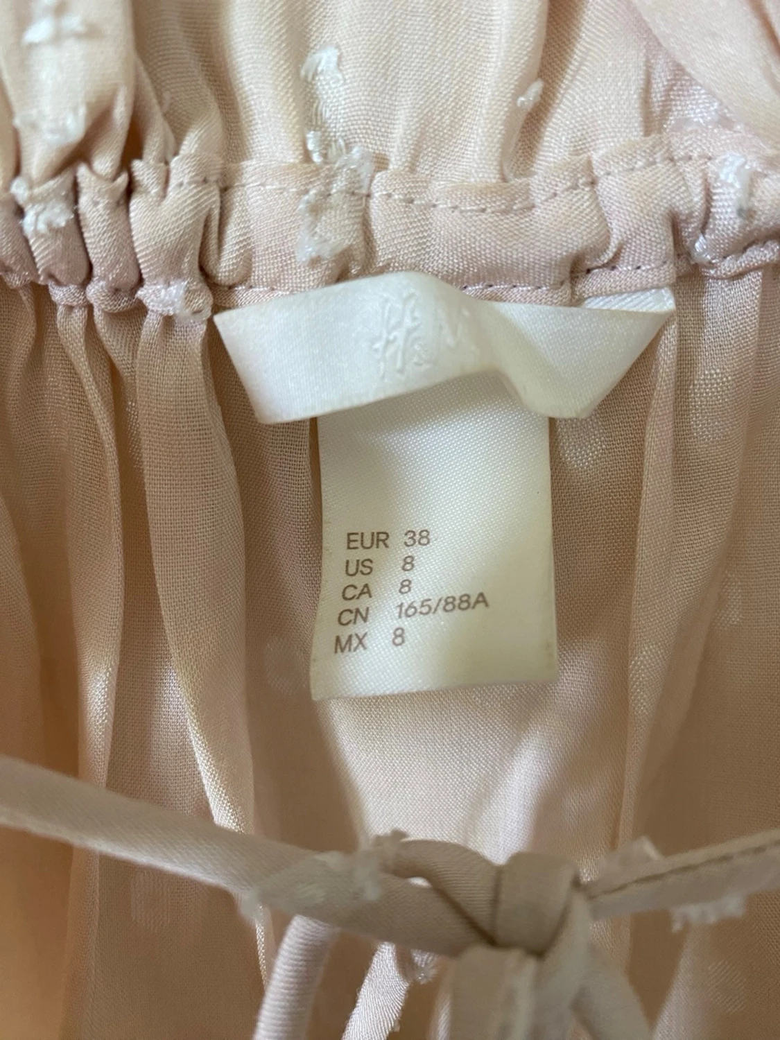 Ljusrosa blus med volang och knyt - 4