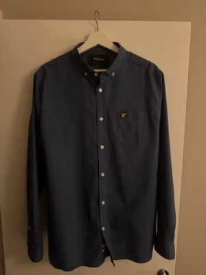 Ny blå Lyle & Scott skjorta L - Helt ny Lyle and Scott skjorta i strl L endast avklippta lappar
