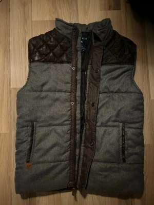 Väst - Tja, säljer nu en fet väst, passar xs-S men mer åt S hållet, lädret där uppe har börjat lossna men inget som lossnar vid användning!!!