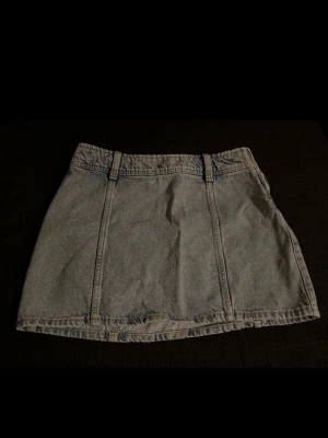 Ljusblå jeanskjol - Säljer min ljusblå jeanskjol med dragkedja p sidan från H&M’s divided sortiment. Ej lågmidjad. Originalpris 200kr. Använd en gång och har inga defekter