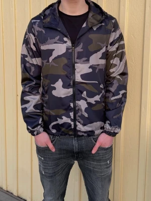 Camo windbreaker - Säljer en sprillans ny woolrich liknande camo windbreaker för endast 249 kr. Jackan fungerar perfekt nu inför de kommande vädret och man kan även justera passformen på insidan. Har 4 olika storlekar, XS,S,M och L Hör av er vid minsta fundering.