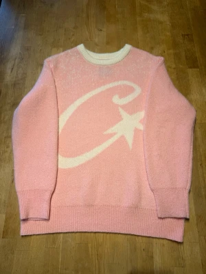 Corteiz C Star Gradient Mohair Knit Sweater - Tja! Säljer denna rosa stickade Corteiz tröjan som är i riktigt bra skick. Säljer tröjan då den är för stor för mig och därav är den är endast använd en gång.  Tveka inte att höra av er vid funderingar eller frågor!