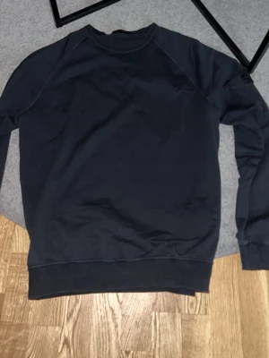 Stone island ghost  - Säljer en svart stone island crewneck av ghost kollektionen, tröjan är lite tunnare än de vanligare crewnecks vilket gör den helt perfekt nu för vår och sommar. Tröjan är knappt använd och i väldigt gott skick, går att äkthets checka på certilog.com