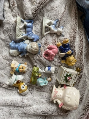Porslinsfigurer  - Porslinsfigurer i blandad kompott. Olika skick. Kan säljas separat, alla för 100kr 