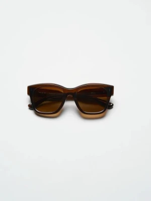 Solglasögon Chimi 07 Brown - Snygga solglasögon från CHIMI 07 Brown/brun. Allt på bilderna följer med. Köpte i mitten av förra sommaren så väldigt fint skick! Pris går att diskutera vid snabb och smidig affär🌟 är intresserad av byte till 08 (de som ej finns att köpa längre)