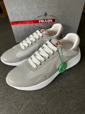 Prada cups - Hej! Säljer ett par riktigt fräscha gråa prada skor . Passar absolut perfekt nu till sommaren och alla andra årstider. Skriv gärna privat för mer info. Priset kan diskuteras!!