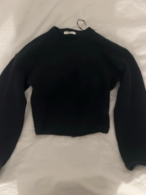 Svart croppad stickad tröja - Nästan helt ny använd endast en gång