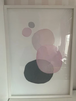 Abstrakt tavla med pastellfärgade cirklar - Säljer en stilren tavla med abstrakt motiv av cirklar i pastellfärger som rosa, lila och grått. Tavlan har vit ram och glasfront, perfekt för att ge ett modernt intryck till rummet. Passar bra som väggdekoration i hemmet.Mått 73*52 cm.