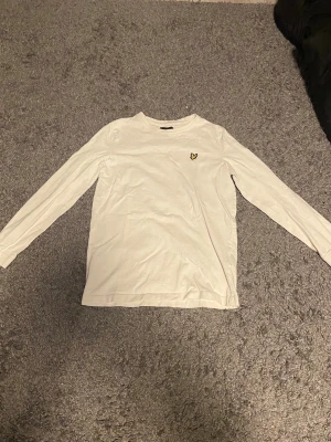 Vit Lyle & Scott långärmad T-shirt - Storlek 10-11 år, inköpt från kids brand store.