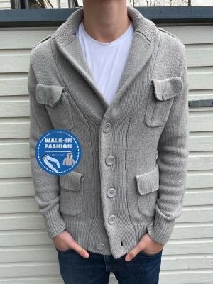 Cardigan - Tja! Säljer nu denna sjukt snygga cardigan från märket crossby. Skick 9/10 som ny utan defekter. Modellen är 182 men passar allt mellan 174-186. Hör av er vid funderingar!