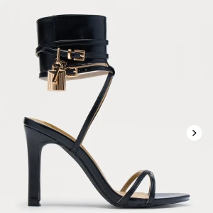 Svarta klackar med guld detaljer - Säljer dessa klackar från fashionnova. Köptes för 320 + frakt + tull. Aldrig använda med prislapp, storlek 9 (40eu) men sitter mer som 39. Lite Versace dupe