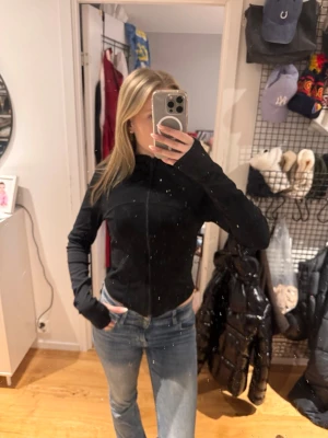 Träningsjacka  - Jag säljer denna träningsjacka från Gina tricot då den tyvärr inte kommer till användning. Använd ett fåtal gånger, kanske 2-3 så i bra skick, princip nytt☺️ storlek M men är ”liten” i storleken, jag har oftast S och den passar mig bra!
