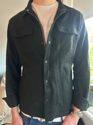 Overshirt från Massimo Dutti - Stilren mörkgrön/svart overshirt från Massimo Dutti. Storlek M. Modellen är 186cm 73kg