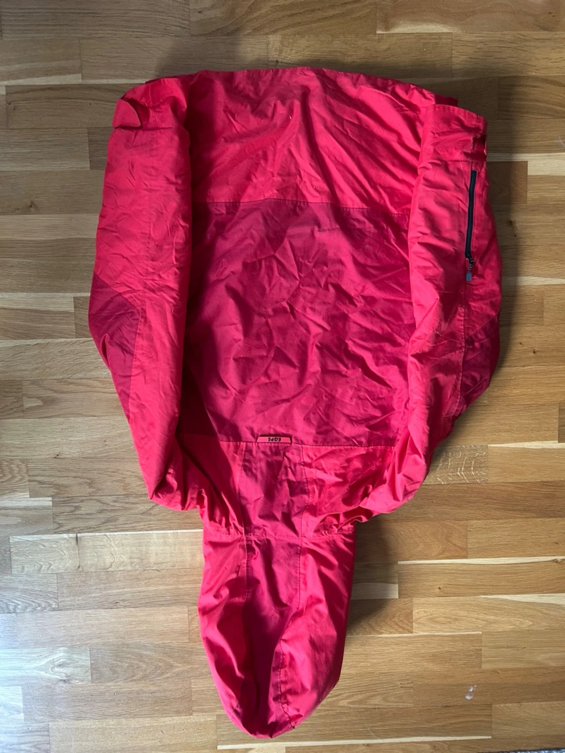 Röd vindjacka från Eqpe med huva - 1