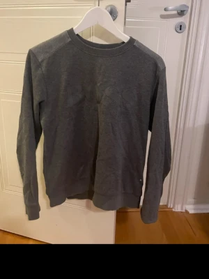 Hugo boss tröja - Tjena! Säljer den här pågrund av att den är för liten för mig! Sjukt snygg och matchar både jeans och mjukis byxor. De som är så snyggt är att märket matchar in med tröjan så man ser märket mer när man är närmare en person! Priset kan alltid diskuteras 😉