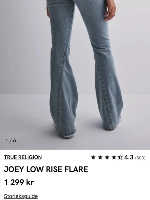 Ljusblå flare jeans True Religion - Snygga ljusblå jeans med låg midja och utsvängda ben från True Religion. Modellen heter Joey Low Rise Flare och har en klassisk femficksdesign. Perfekta för dig som gillar retrostil och vill ha ett par jeans med riktigt skön passform. Pris kan diskuteras. 