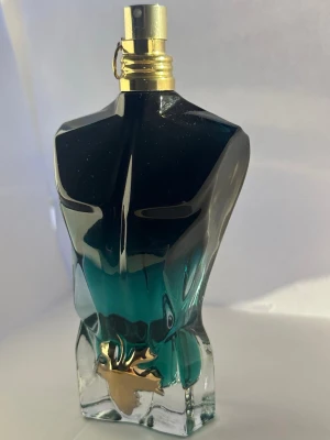 Jean Paul Gaultier Le Beau Le Parfum sampels - Säljer sampels på Jean Paul Gaultier Le Beau Le Parfum 2ml 40kr| 3ml 50kr| 5ml 75kr