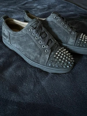 Christian Louboutin skor - Säljer dessa feta loubs som tyvärr är för små för mig. Självklart äkta. Inget og medföljer. Spikarna är lite slinta men annars är skorna i väldigt bra skick. Priset kan diskuteras 🤝