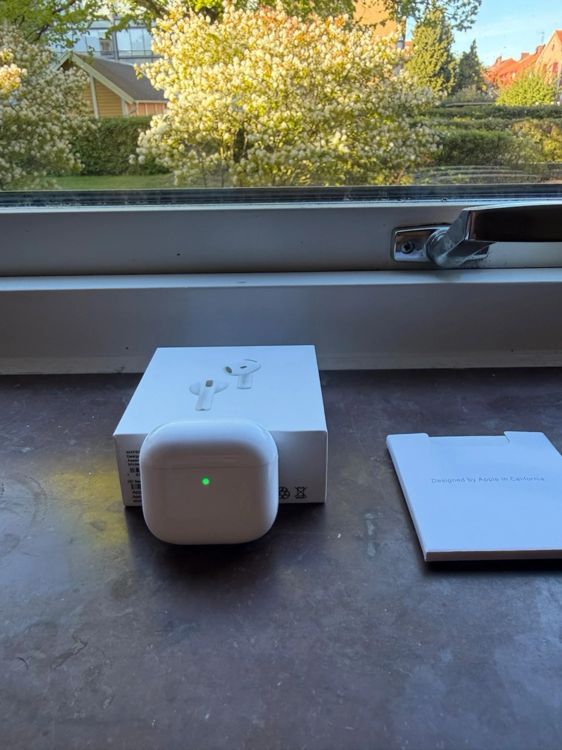 Apple AirPods med laddningsetui - 2